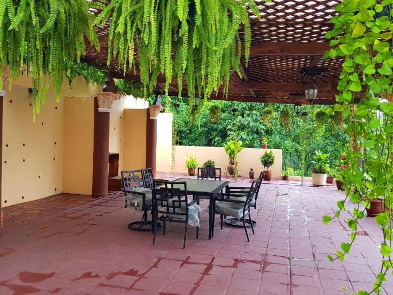 Amplia casa en venta con espacio adicional para un pequeño negocio. Ubicada en Zona 15