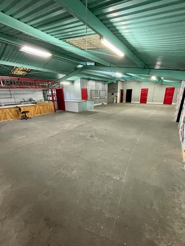 Renta bodega zona 10 - 620m2 - 2 niveles