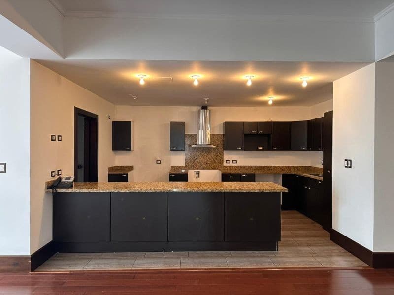 Apto en venta dentro de CAYALA zona 16