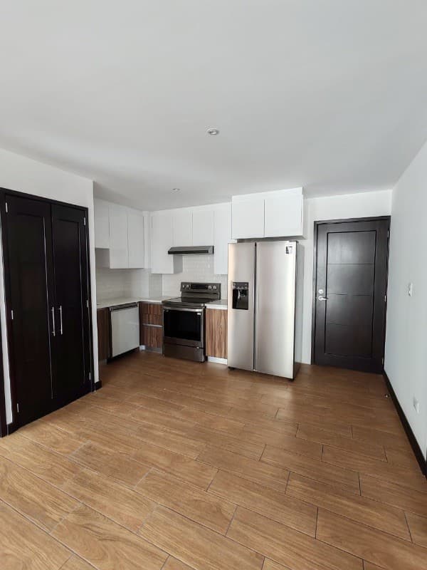 Apartamento en Alquiler Edificio Torre Praga, zona 15 VHI N6