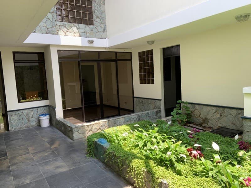 Se renta casa en zona 15, excelente ubicación cerca de la Hondonada.