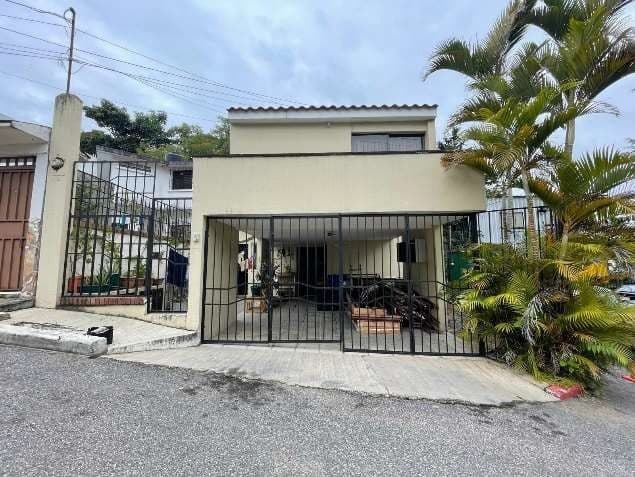 Residencia con apartamento en venta, dentro de condominio en Bvld Tulam Tzu