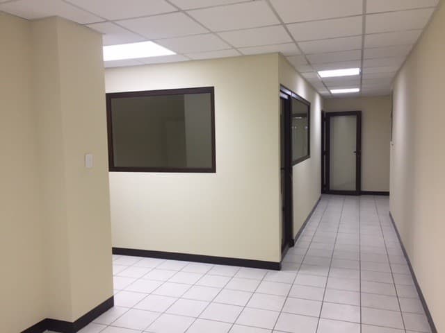Renta de 2 oficinas en Edificio privado en Zona 10, Oakland (fuera de garita)