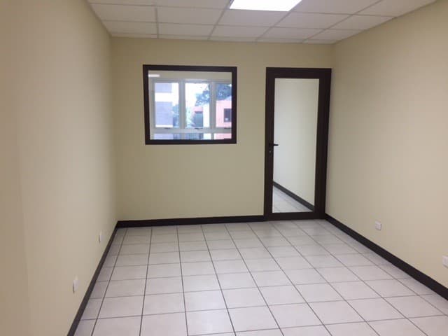 Renta de 2 oficinas en Edificio privado en Zona 10, Oakland (fuera de garita)