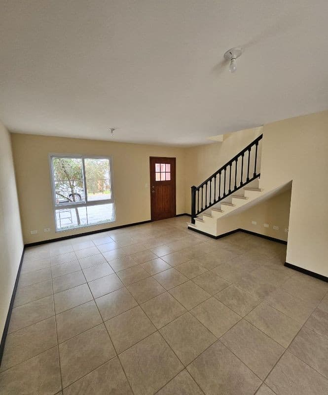 Casa tipo solana, Condado Naranjo.   $425,000 más impuestos