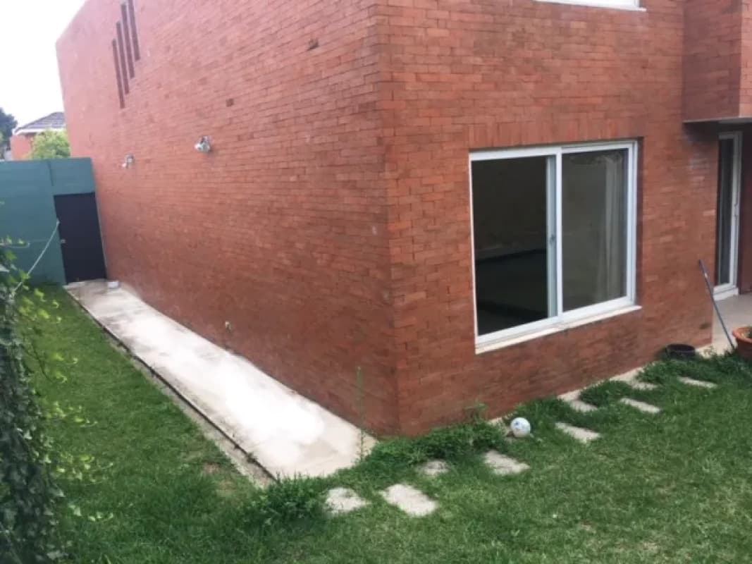 Casa de esquina con jardín amplio en La Ensenada de San Isidro
