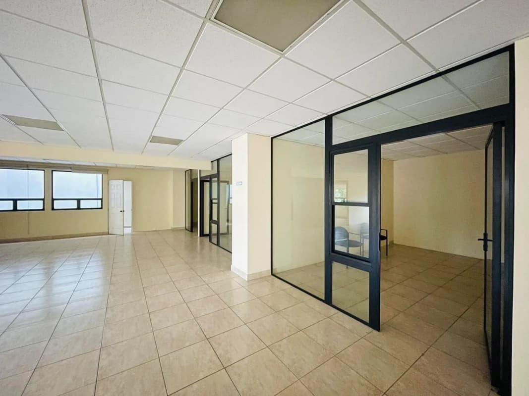 ALQUILER DE CÉNTRICAS OFICINAS - EDIFICIO CONDESA, ZONA 13
