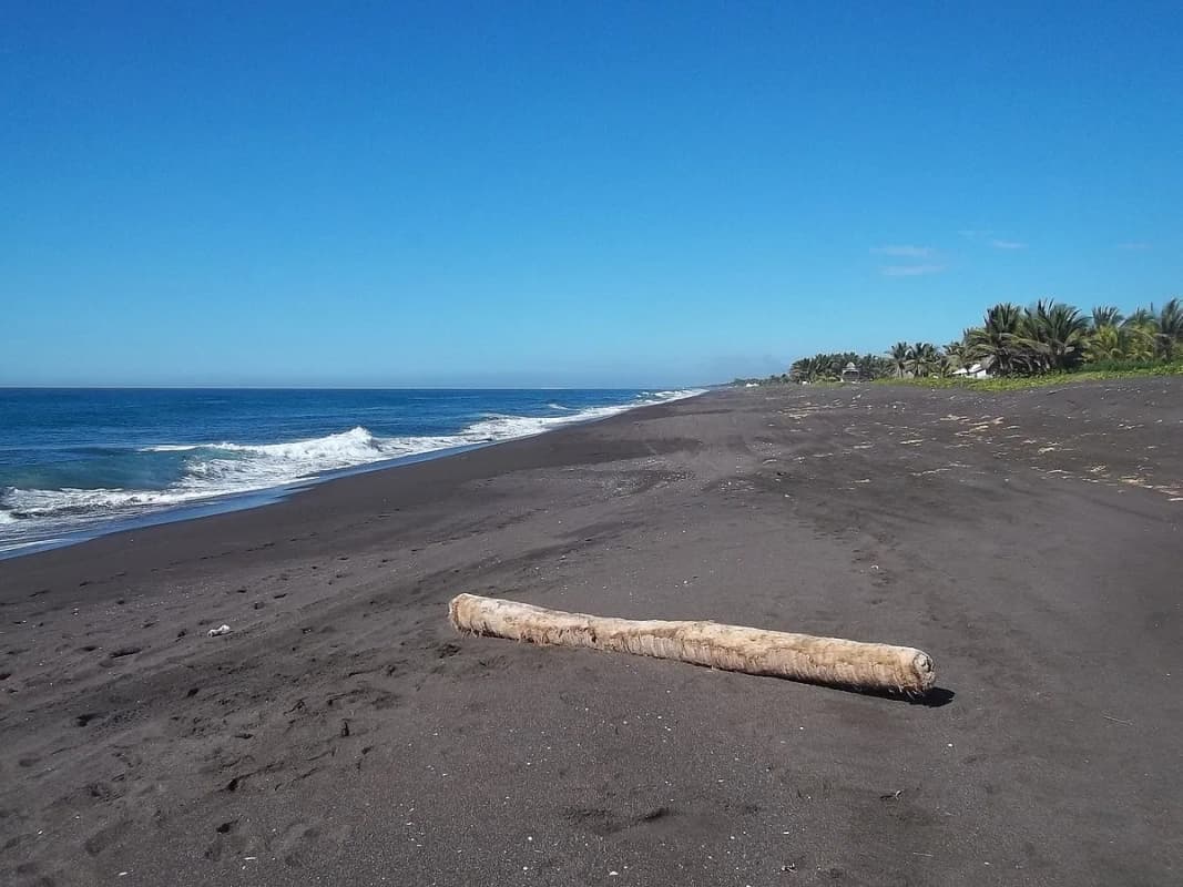 Terreno en Monterrico grande frente a la playa