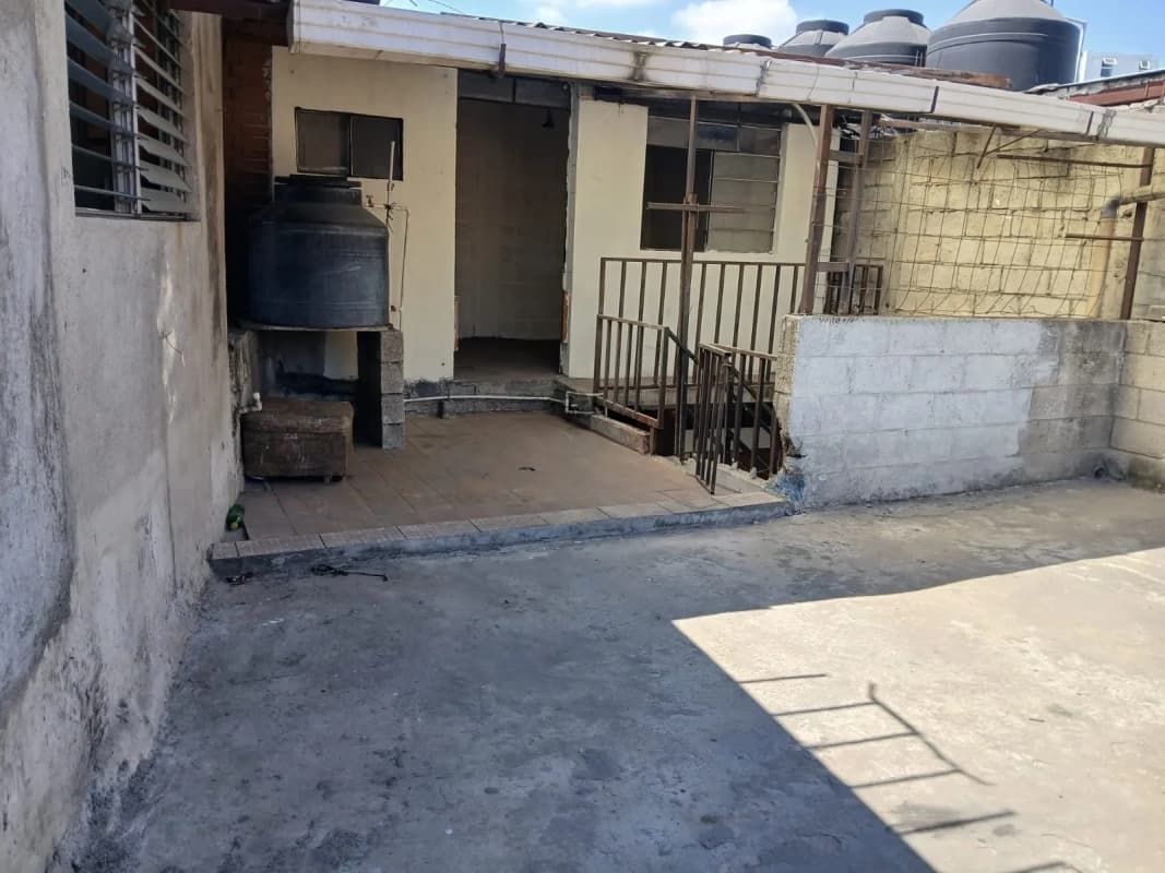 CASA EN VENTA EN ZONA 6, CUENTA CON 3 LOCALES, MEDIA CUADRA DE CALLE MARTÍ