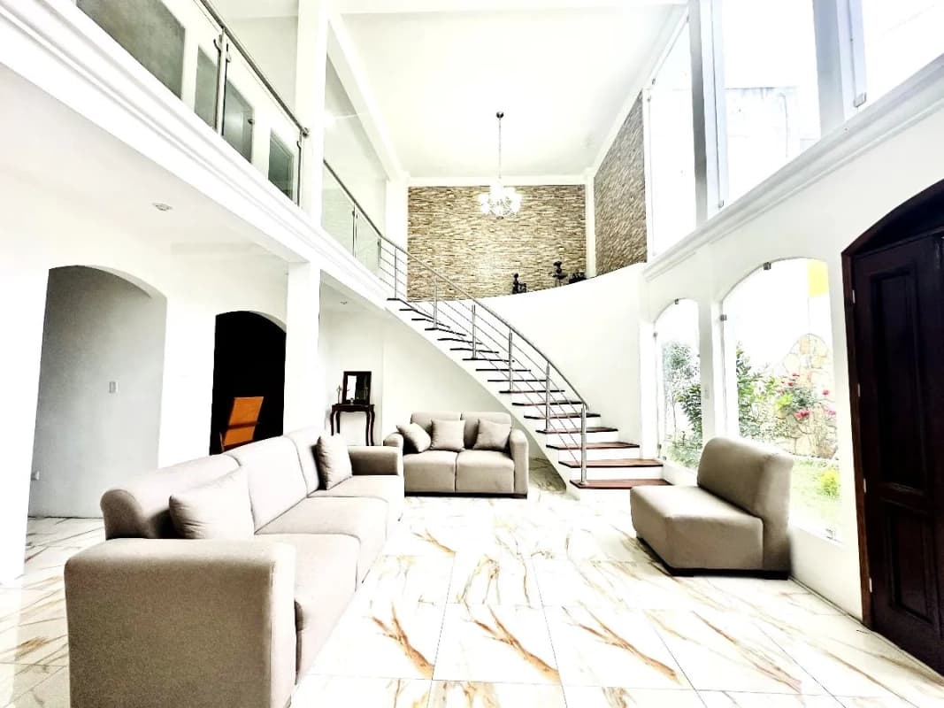 CASA EN VENTA EN RESIDENCIAL VISTAS DE FLORENCIA 4 DORMITORIOS / A 10 MIN. DE ANTIGUA GUATEMALA