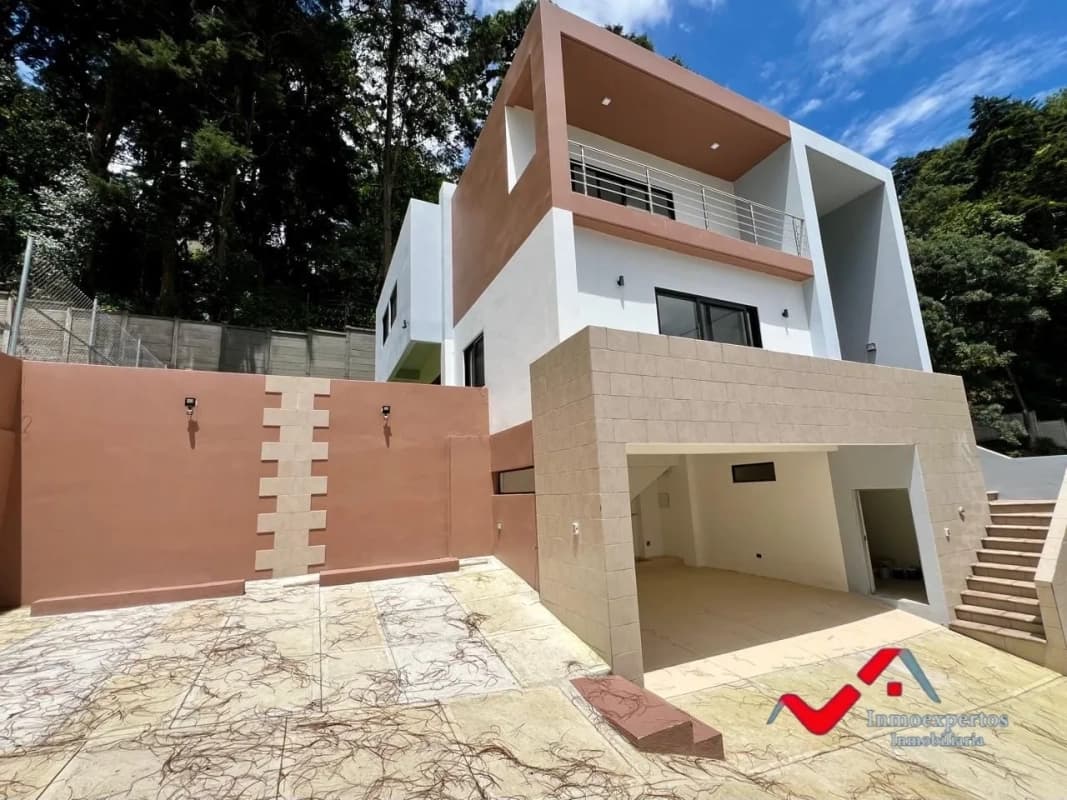 CASA EN VENTA ZONA 16 CARRETERA CRISTO REY PIEDRA PARADA, A 3 MINUTOS DE EL PULTE Y A UN COSTADO DE APARTAMENTOS NAGANO