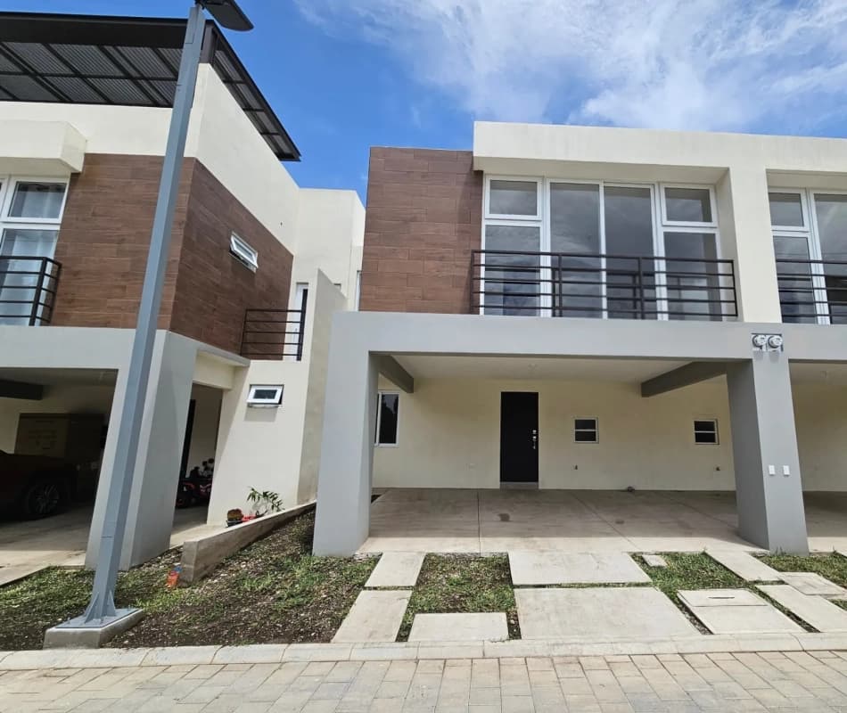 Casa Nueva dentro de Pinabetes Condominio Eucaliptos