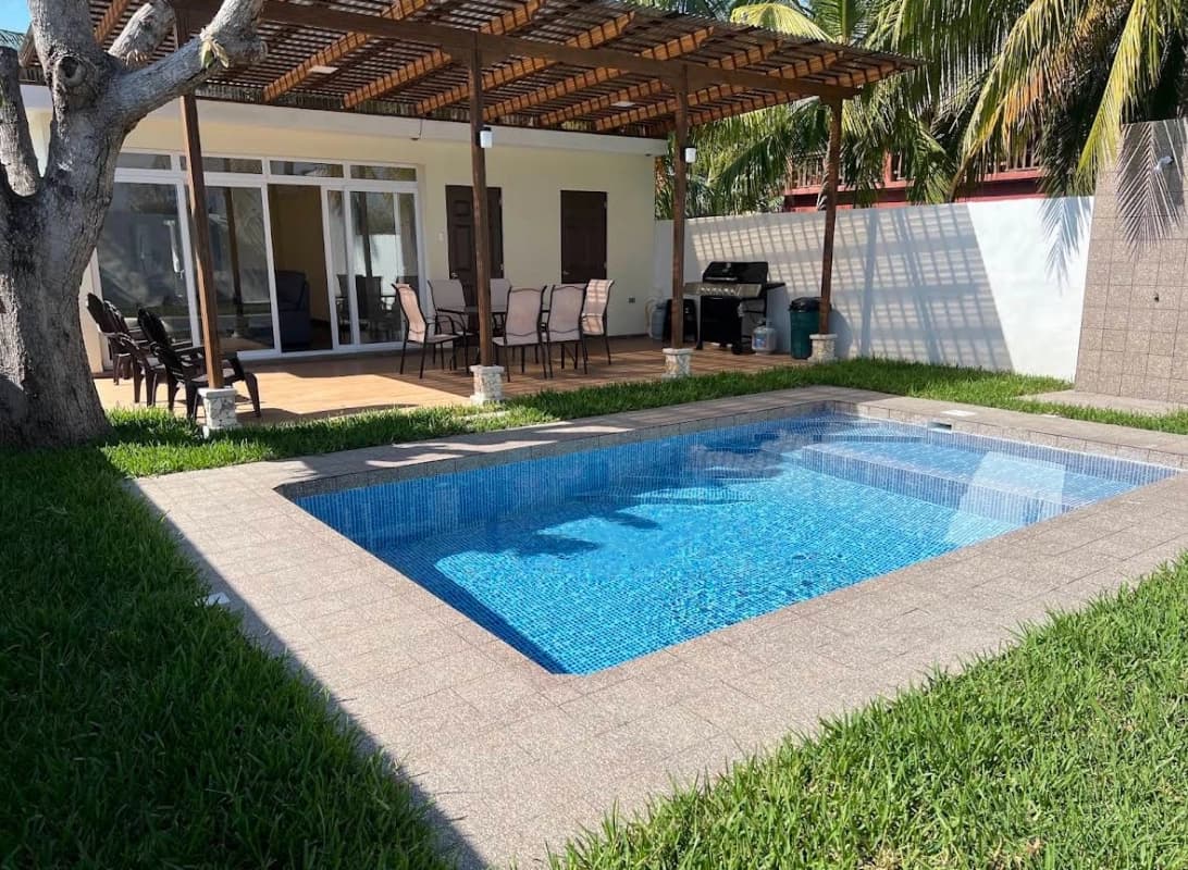 Casa de playa en venta - Monterrico