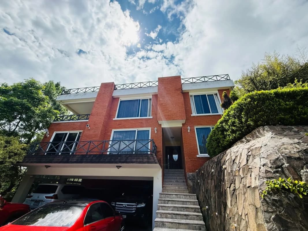 VENTA DE AMPLIA Y CÉNTRICA CASA - SAN LAZARO, ZONA 15