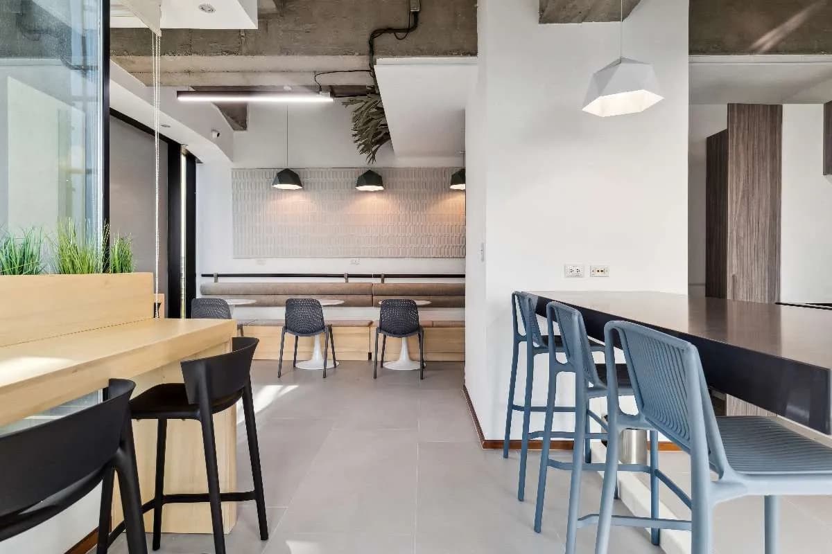 Oficina amueblada en zona 10 para hasta 5 personas + 500 m² de areas comunes.