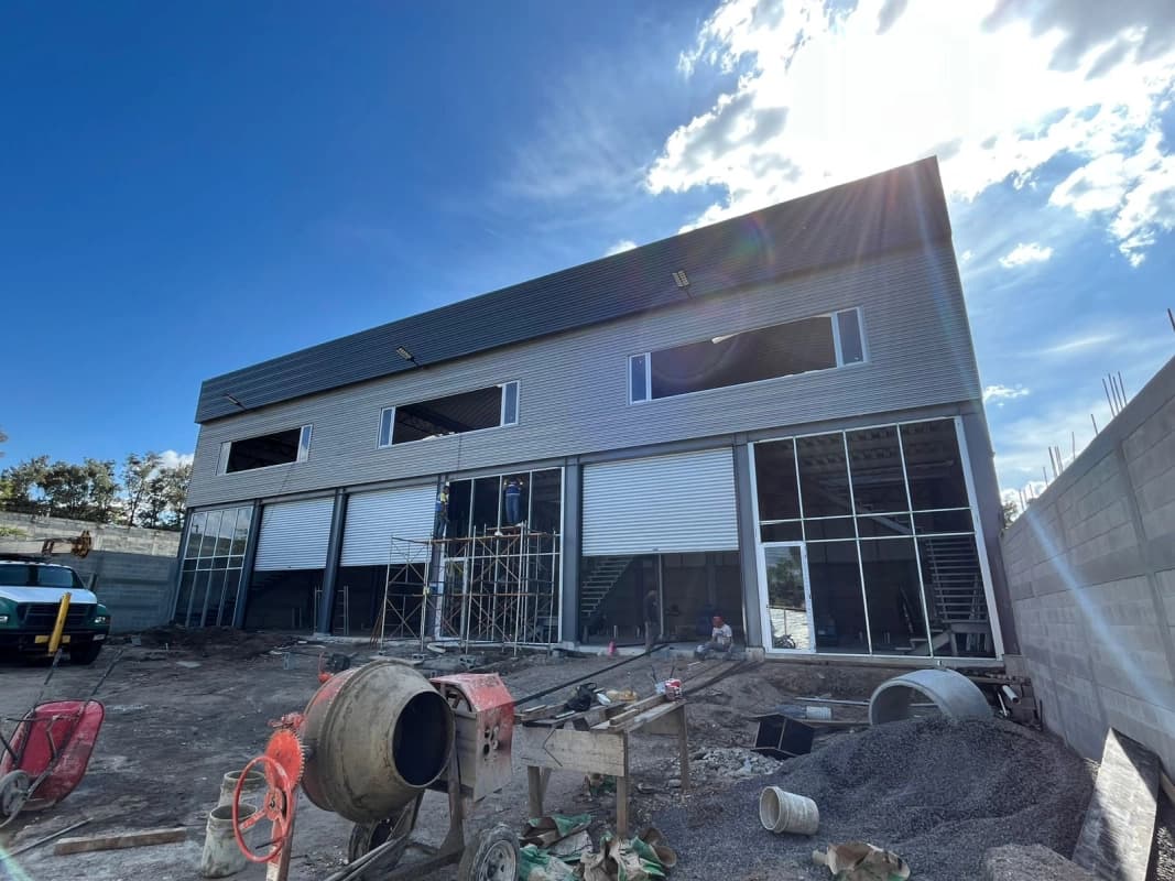 Bodega en venta en Villa Nueva, frente al Mayan Golf