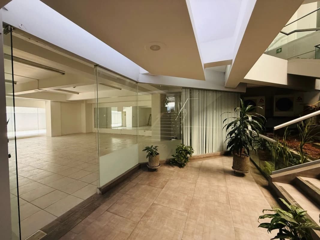 ALQUILER DE LOCAL COMERCIAL 111MT2 - MURANO CENTER, ZONA 10