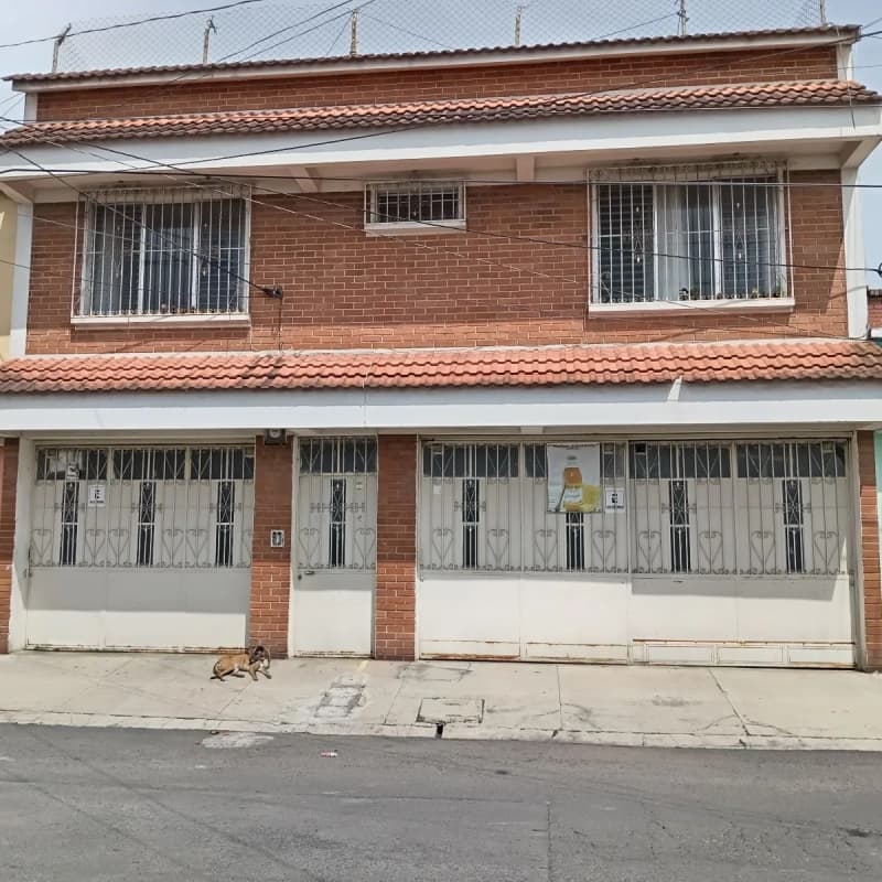 Vendo casa de 3 niveles en excelente ubicación, zona 5