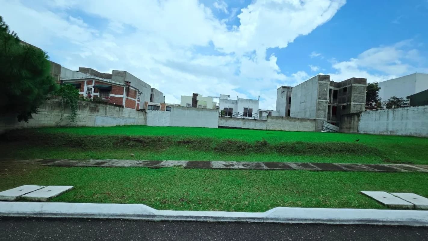 Terreno Grande en Venta en Hacienda Real Zona 16
