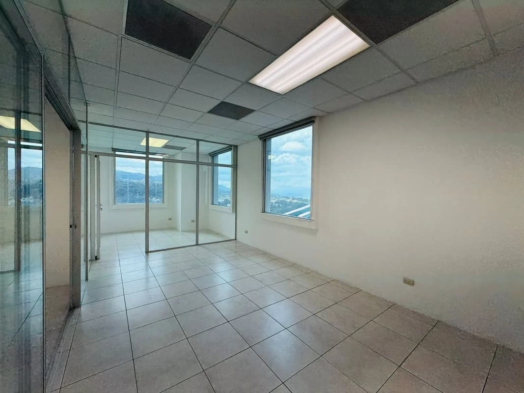VENTA DE OFICINA 70MT2 - ZONA PRADERA, ZONA 10