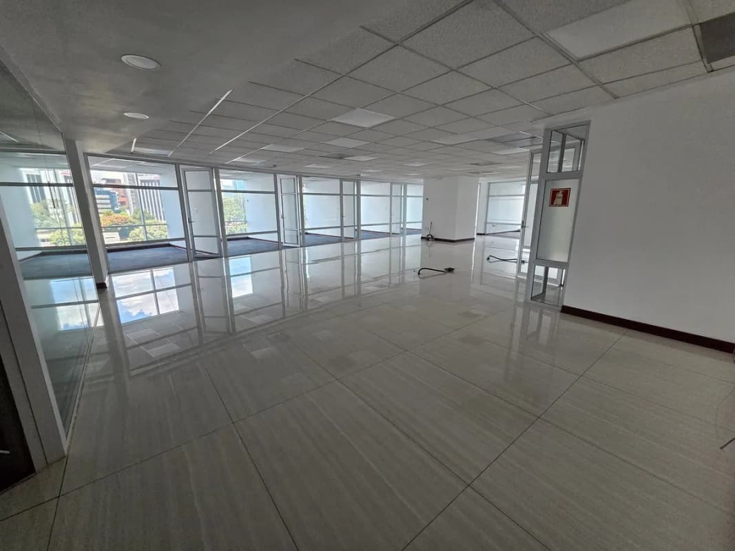 Oficina en Alquiler en Zona 10 de 535 Mts en $9,100