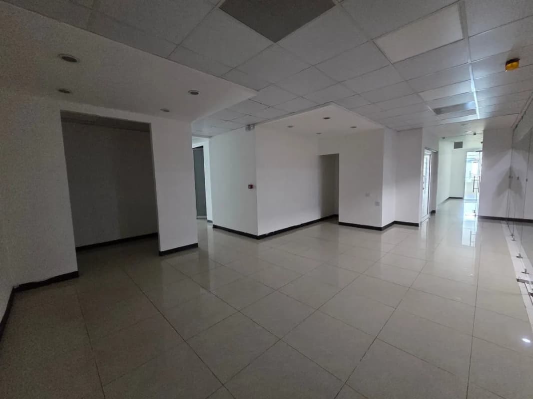Oficina en Alquiler en Zona 10 de 2,082 Mts en $35,414.80