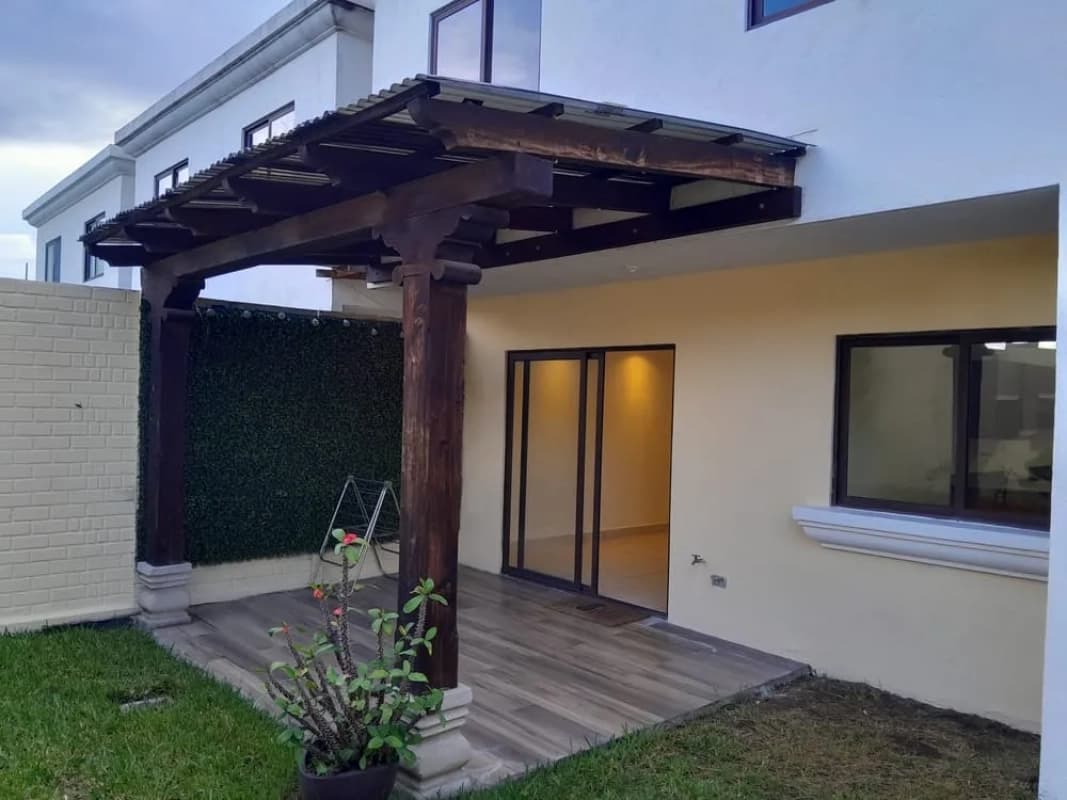 Casa en Venta- Zona 4 de Mixco, Vistas del Naranjo 1