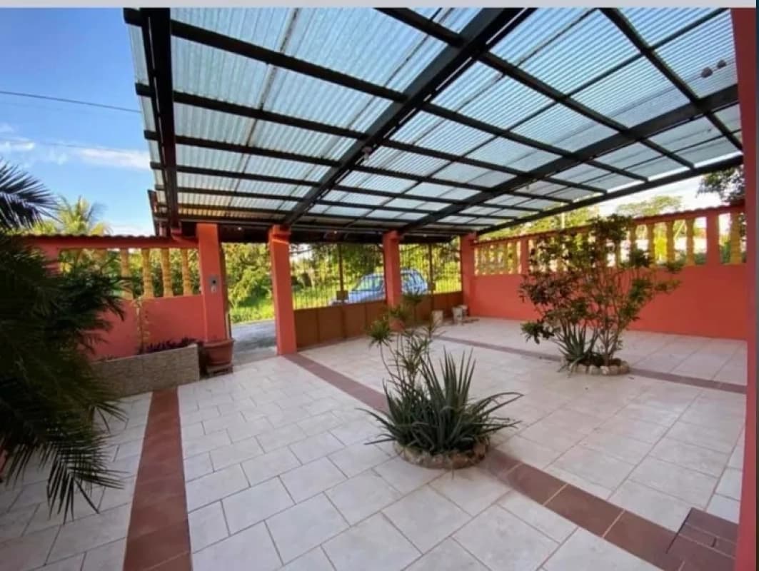 Venta de Casa en San Benito Peten de 4 dormitorios dentro de condominio