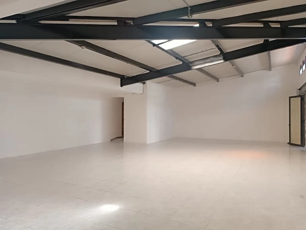 LOCAL COMERCIAL CON TERRAZA  EN PLAZA COMERCIAL– ZONA 10