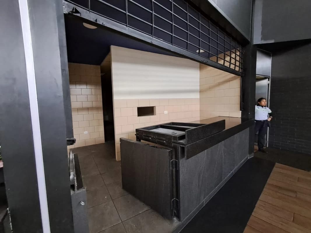 Local en renta en zona 10 foodcourt