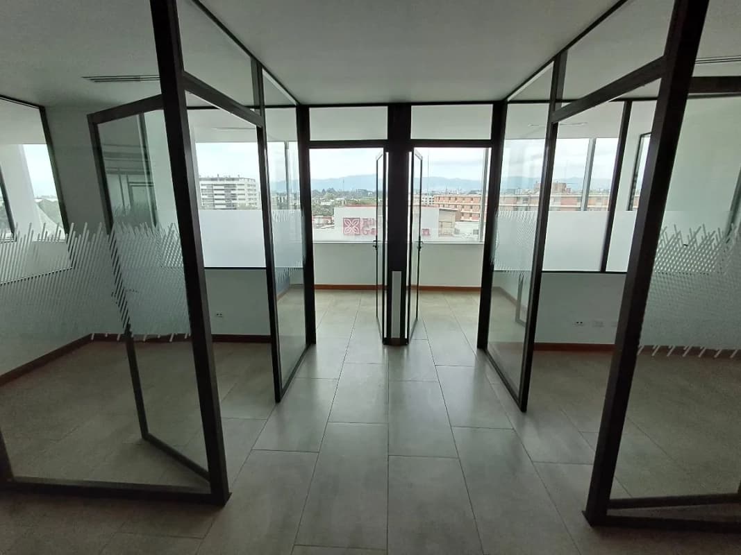 Oficina en renta en zona 9 de 500mt2