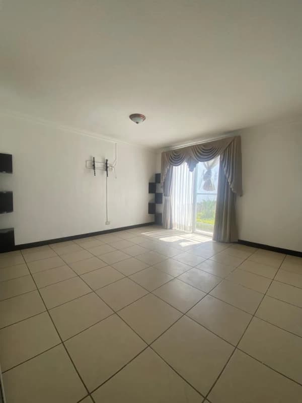 Hermosa casa en venta en Jardines de San Cristóbal zona 8 de Mixco