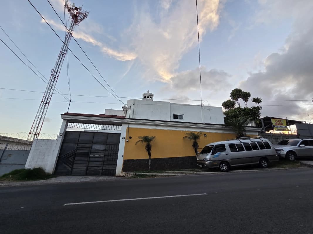 Amplia casa en venta en San Cristobal 2, zona 8, Mixco