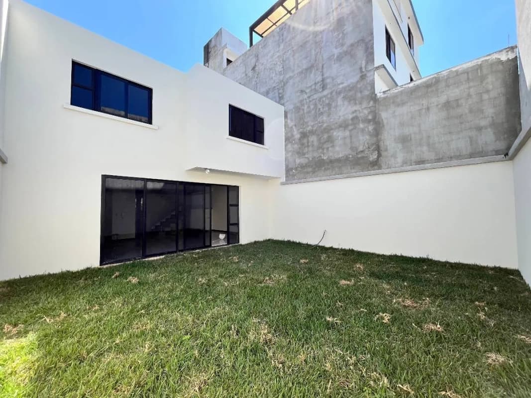 Casa en venta 4 habitaciones en Hacienda Real zona 16