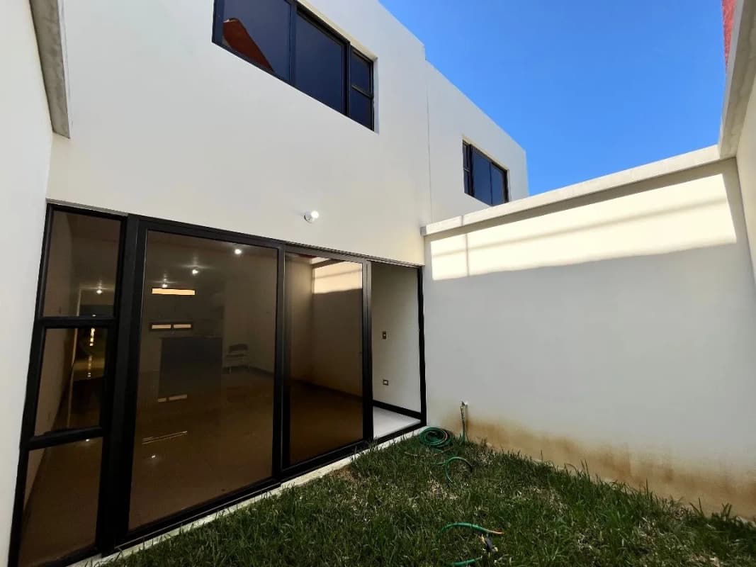 Casa nueva en venta de 3 habitaciones, Hacienda Real zona 16