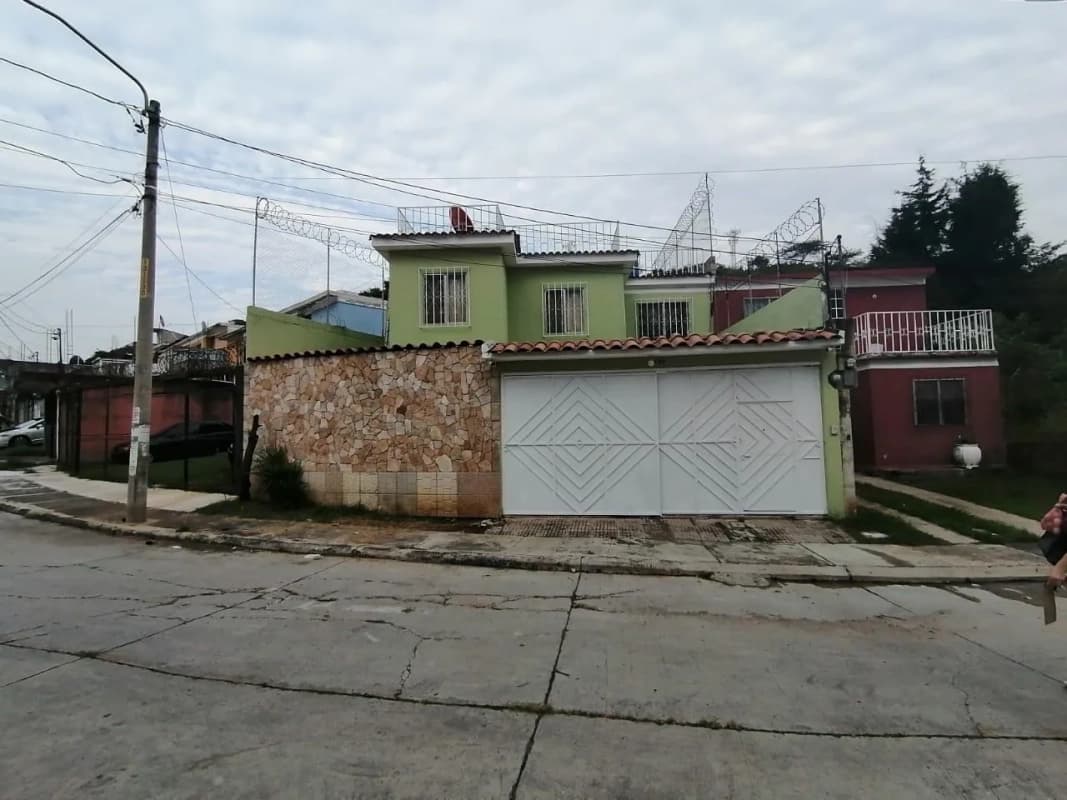 Venta Casa con piscina Pinares del Norte zona 18