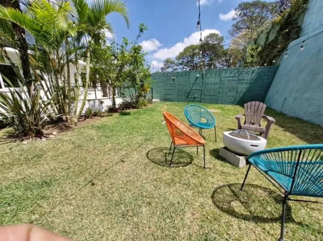 Amplia y acogedora casa en Kanajuyú zona 16