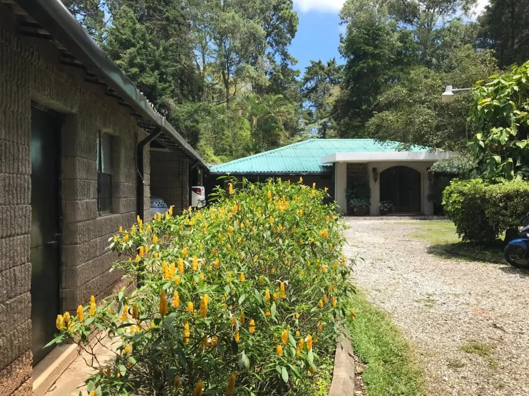 Casa en amplio terreno fuera de garita en zona 16