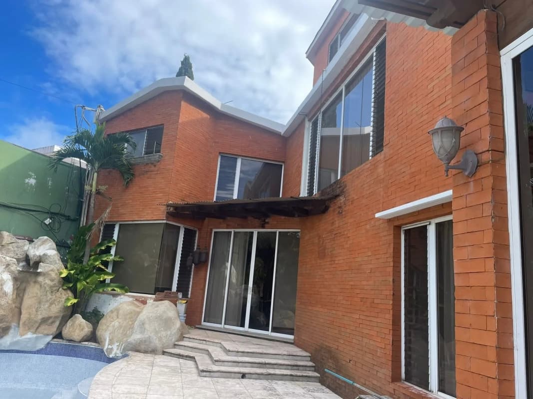Hermosa y Amplia Casa en Venta Santa Catarina Pinula