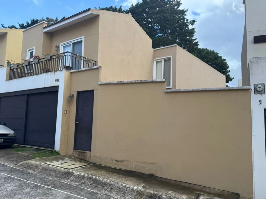 Casa de dos niveles con jardín