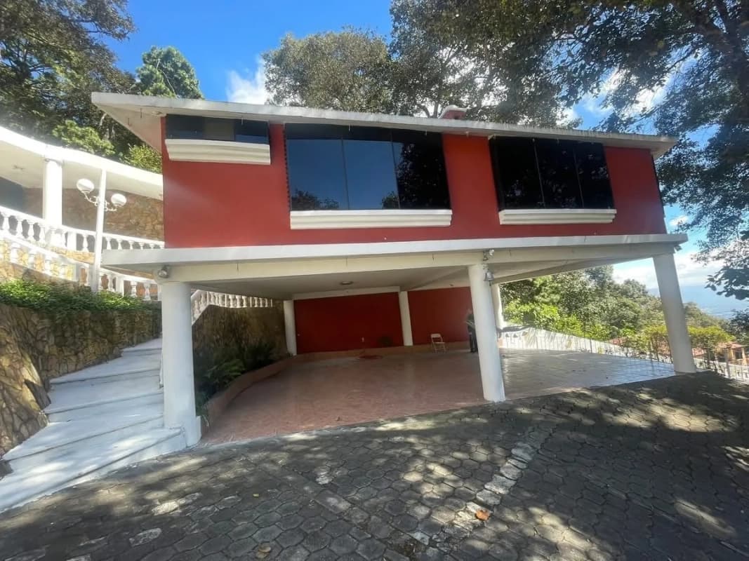 Hermosa casa dentro de garita