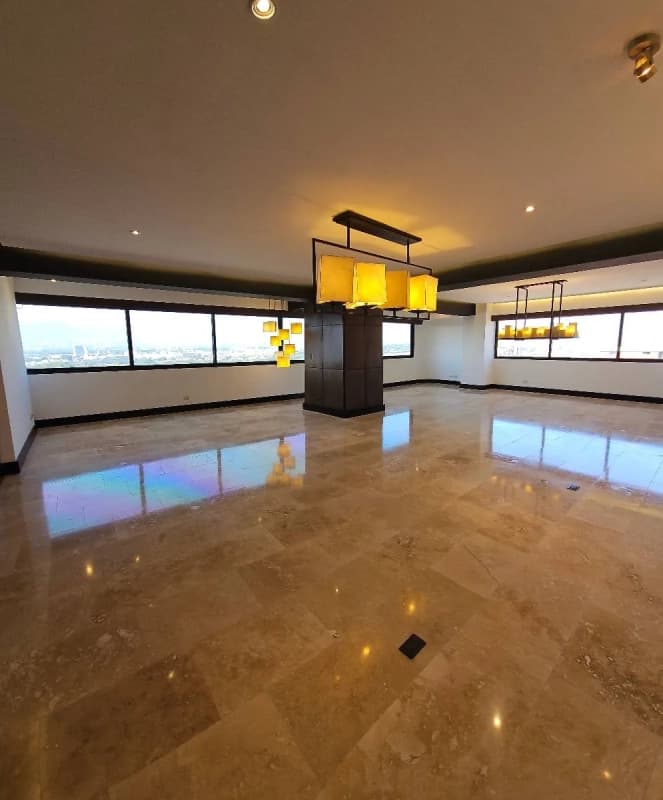 Venta Penthouse de 3 niveles en zona 14