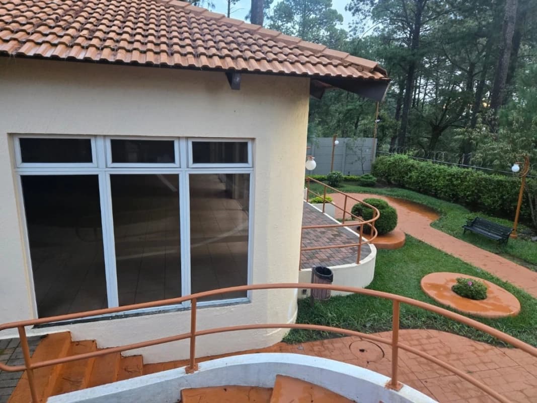 Casa amplia en zona 16 bulevar Acatán