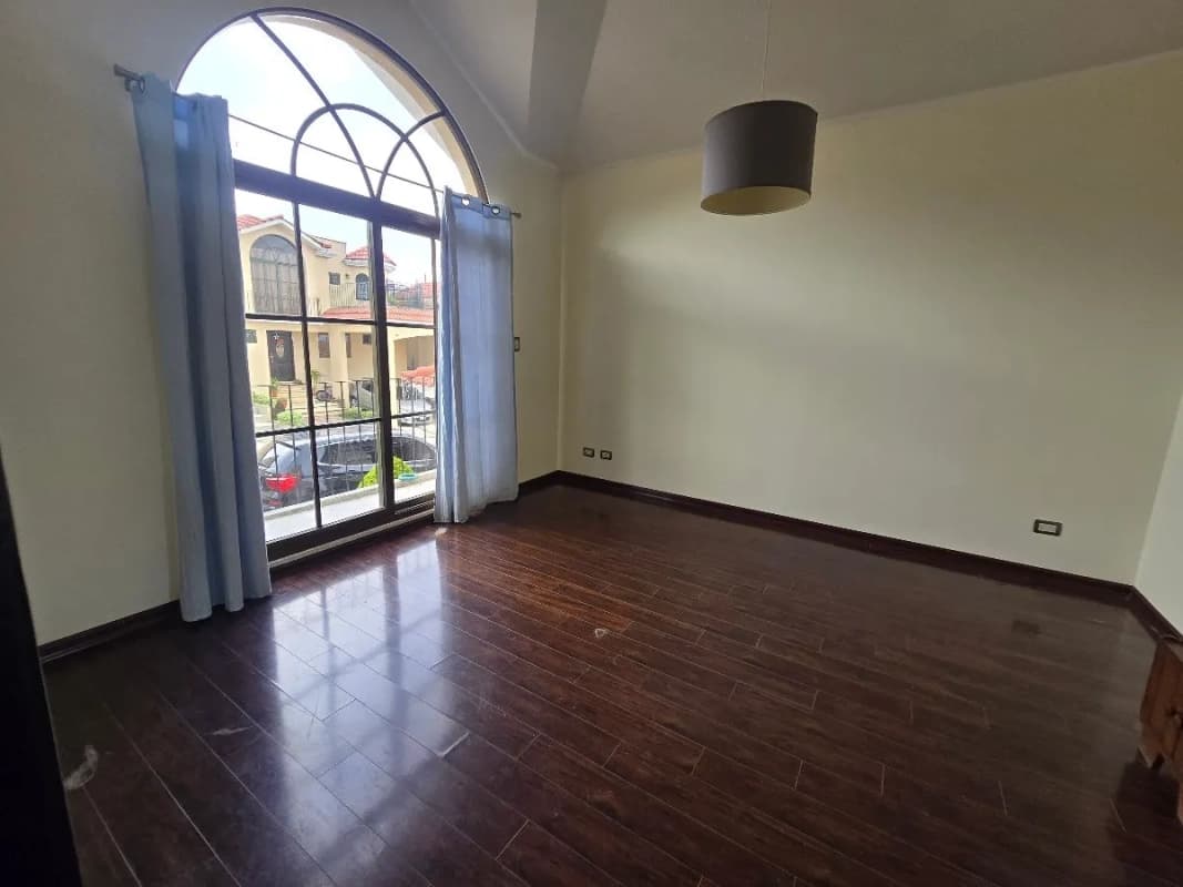CASA EN VENTA EN ZONA 16 VR Q2.400.000