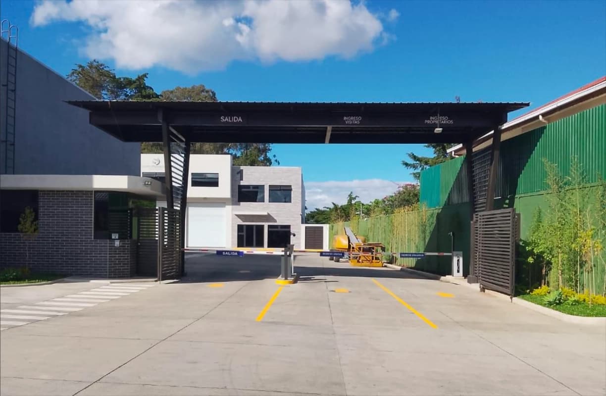 Se Alquilan Dos Ofibodegas en Complejo El Encinal, Zona 7.