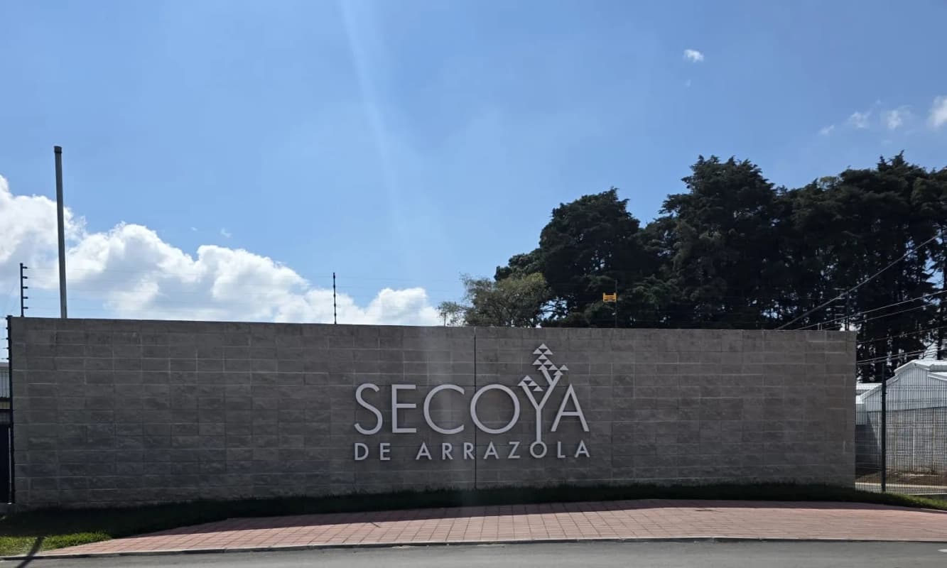 CASA EN VENTA – CONDOMINIO SECOYA DE ARRAZOLA | CAES KM. 16.5