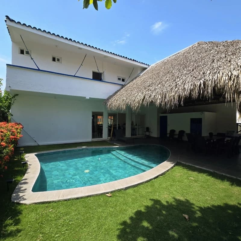 Casa de Playa en Venta en Monterrico/ Con registro de Propiedad