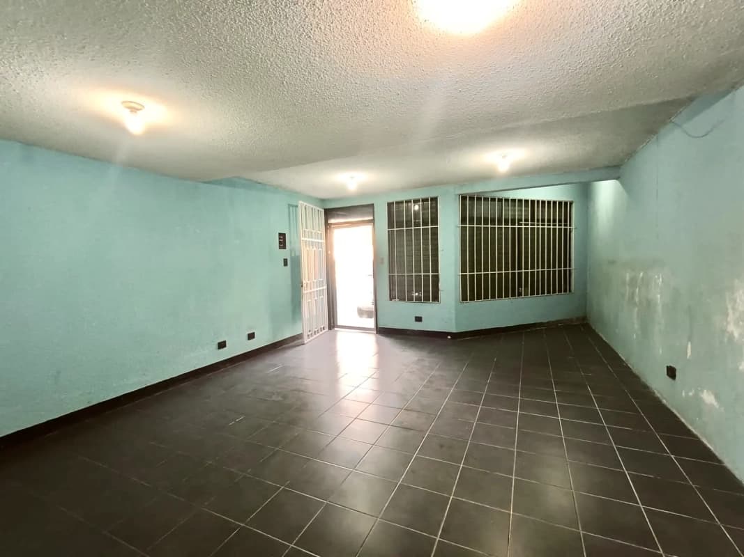 Zona 12 • Local Comercial en Renta • Plaza Florencia