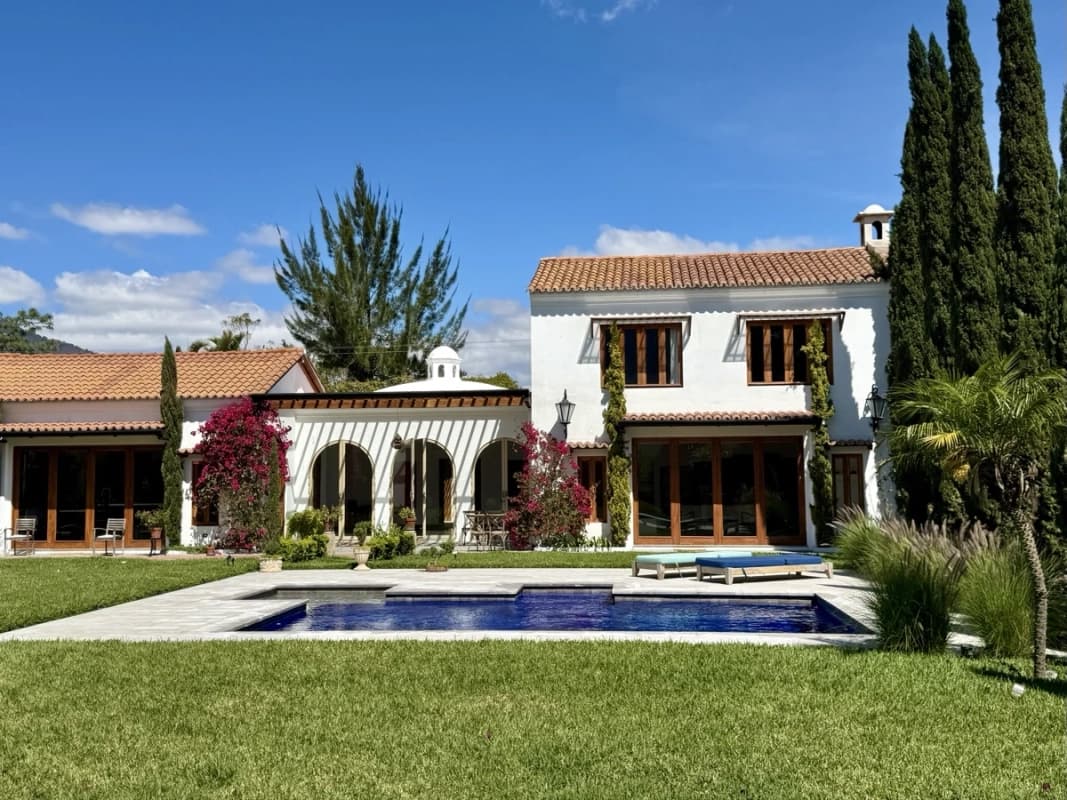 Villa italiana en venta en Antigua Guatemala (D)