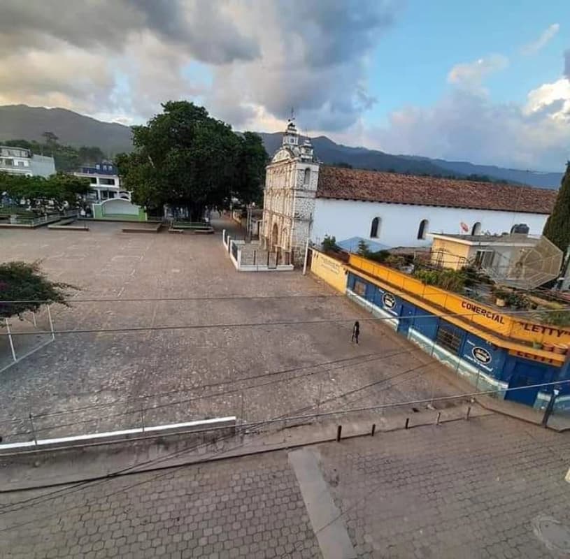 Casa con locales Comerciales